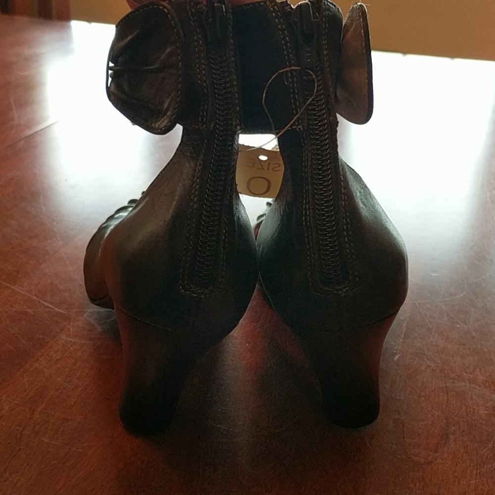 Shoes - Picture 3 of 7